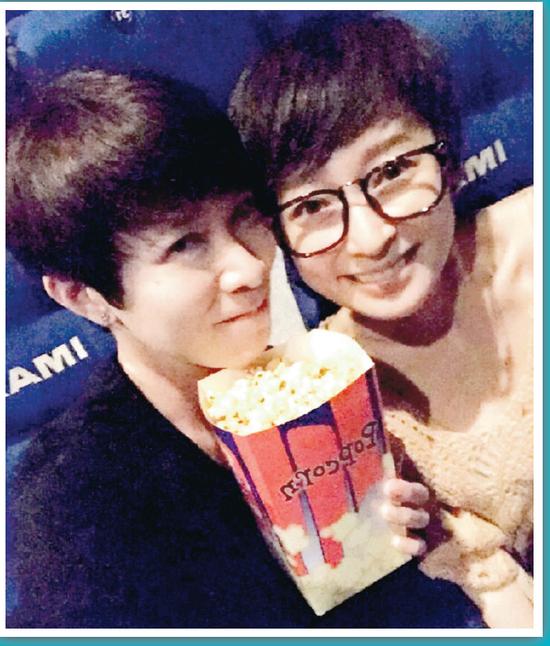 佘诗曼（左）跟周家怡（右）头贴头在电影院合照，并手持爆玉米，证明两人友情没有改变。