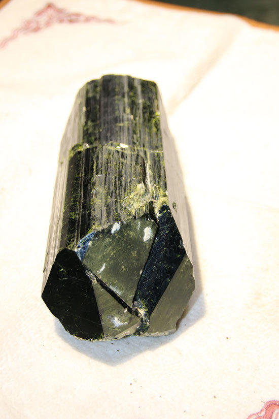 商洛发现2千克重疑似绿帘石 或为世界罕见(图)