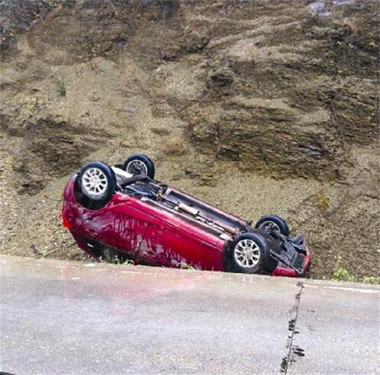 小车速度太快省道路边翻车 连日阴雨开车需当心