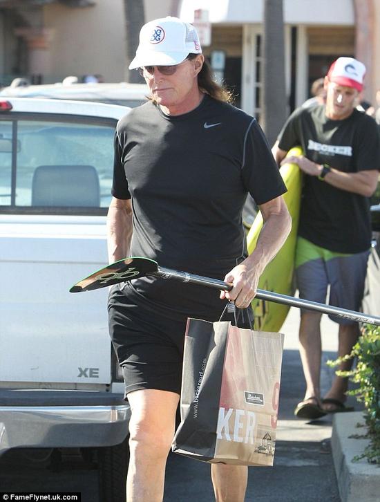 《每日邮报》报道,卡戴珊姐妹的前继父布鲁斯-詹纳(bruce jenner)经过