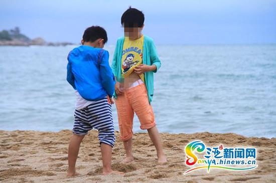 小朋友在景区沙滩上小便(通讯员 李虎虎 摄)