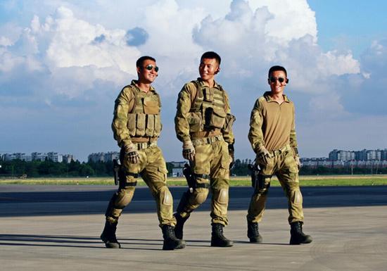 战狼中队张永达及战友