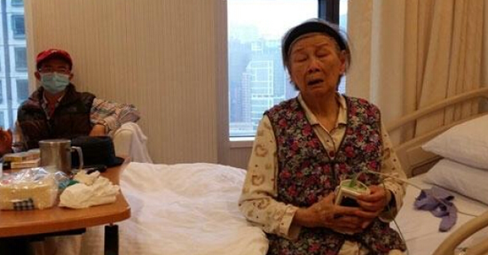 梅艳芳母亲入院接受治疗问到梅妈是否搬到新屋住?