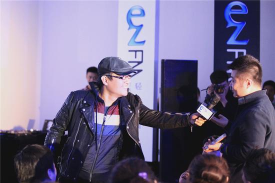 轻松调频周六新栏目《古典的颜色》主持人阿言现场介绍不一样的古典