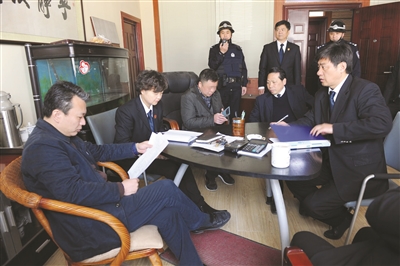 法官现场做调解工作。徐高纯 摄