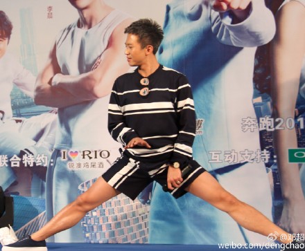 逗比为了耍帅也是蛮拼邓超劈叉秀大长腿