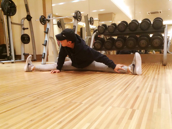 甄子丹腾空飞踢做劈叉 拍戏之余不忘练功|甄子丹|拍戏|健身房_新浪