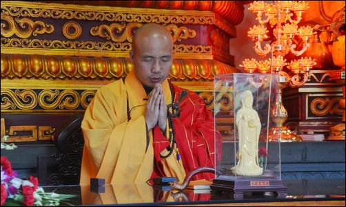 妙果寺传授三皈依,五戒法会现场迎请上达下照法师为信众做皈依本师