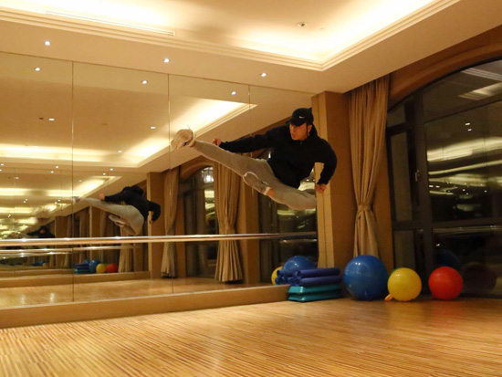 甄子丹健身中新浪娱乐讯甄子丹[微博]正在上海忙碌拍摄影片《叶问3》