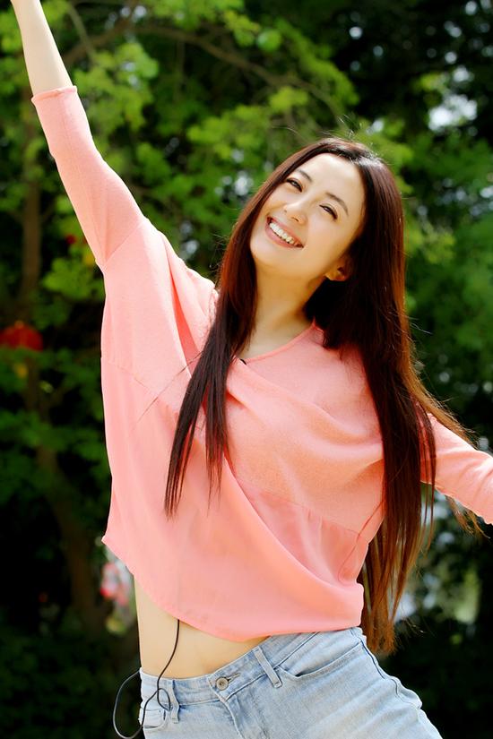 组图杨童舒公园起舞大摆90后pose