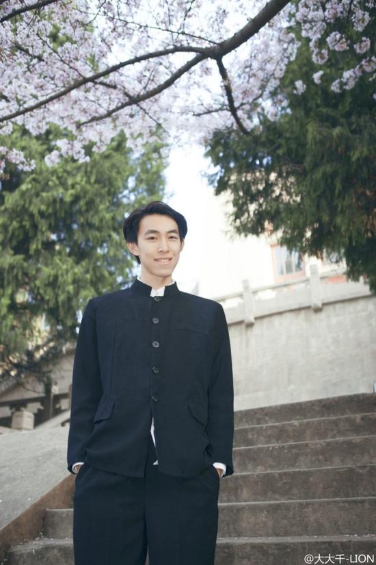 武大国民校草出没两款男神樱花树下不同气质