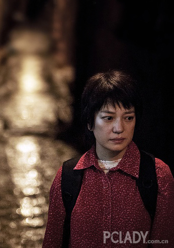 赵薇在《亲爱的》电影里饰演一位农村母亲