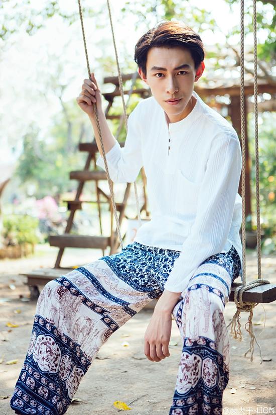 武大国民校草出没两款男神樱花树下不同气质