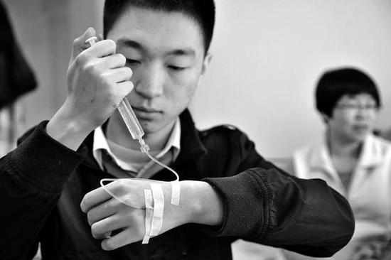 25岁血友病小伙朱嬴政自己注射凝血因子10年