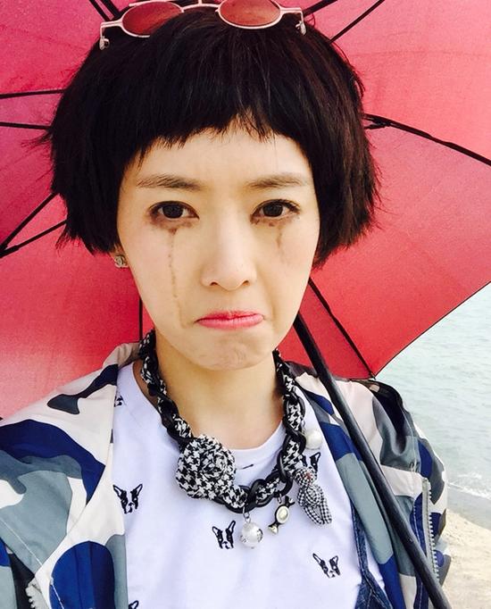 都市小妞童瑶拍戏崴伤脚委屈哭花妆