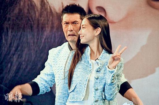 Angelababy与黄晓明齐齐穿浅蓝色情侣装宣传电影。