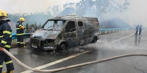 广西运钞车起火11箱钞票被烧 涉事公司称未调包