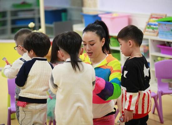 爱上幼儿园首播钟丽缇遭拒神秘男救场