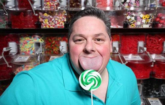 在图书馆找到一本吉尼斯世界纪录大全,突然发现他的舌头比当时的世界