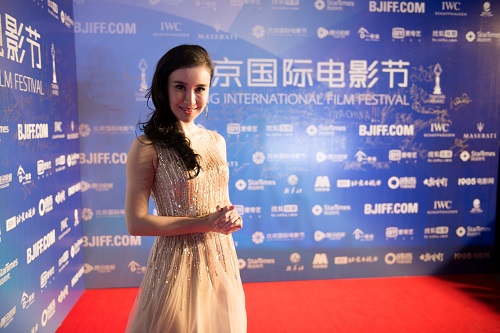 刘小婉香槟晚礼亮相电影节端庄秀美