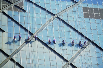 张颖川)上周的一场沙尘暴,让还没洗完"澡"的央视大楼又蒙上一层灰尘