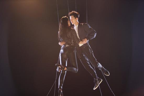 井柏然吊威亚起舞