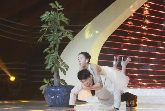 卜宇鑫做俯卧撑