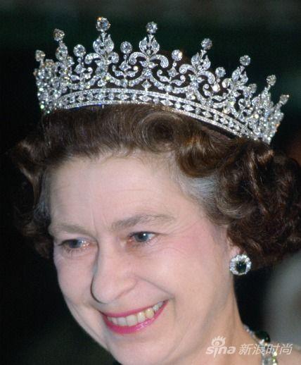 女王佩戴皇冠大不列颠钻石王冠是女王伊丽莎白二世的祖母玛丽王后