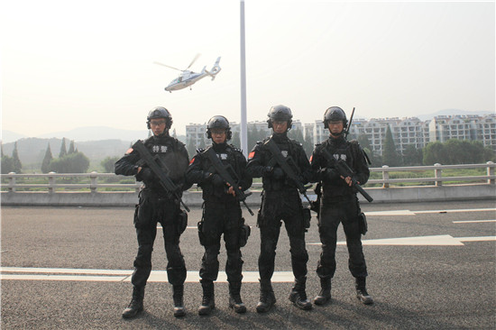 《特警力量》上演制服诱惑 肌肉硬汉来袭