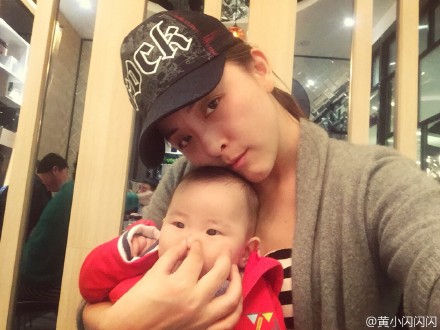黄小蕾捏女儿鼻子
