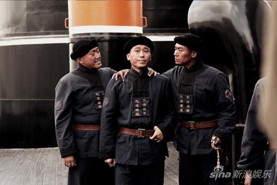 李乃文一身蓝色制服略显兵痞范儿