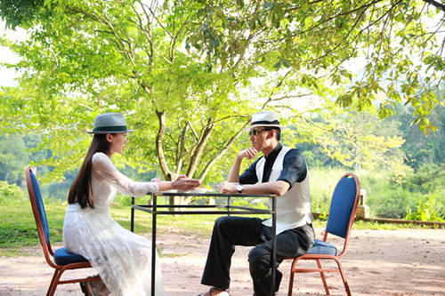 胡兵,严艺丹愉快交谈