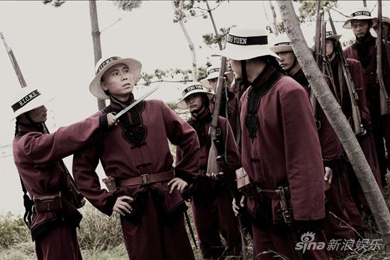 李乃文红色制服显英气