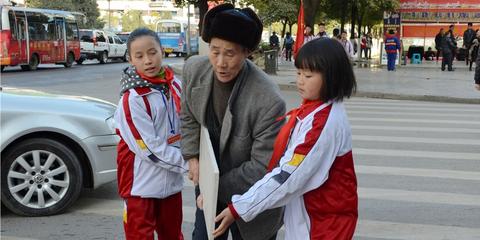 女生扶老太被讹 反捐助其千元