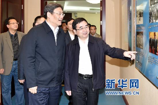 新华社山东分社党组书记,社长徐金鹏向王文涛介绍新华社的历史沿革.