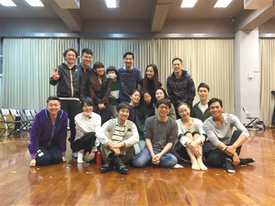 除了自拍照，导演还特别奉送《恨嫁家族》全体演职人员排练场大合影