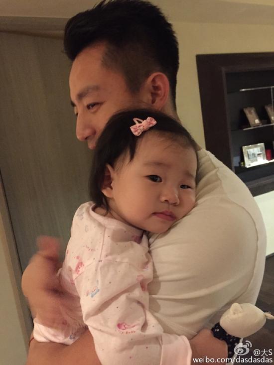 汪小菲抱着女儿好有爱
