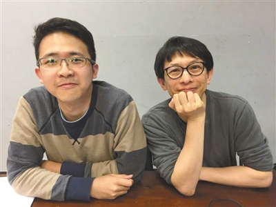 林奕华，“照片是我，还有我们的小助手，他一直在按着电话，手指头都很痛，请大家给他一个……应该给他什么呢？好的，谢谢大家！”