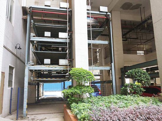 小区的架空层,也被开发商建起立体车位.