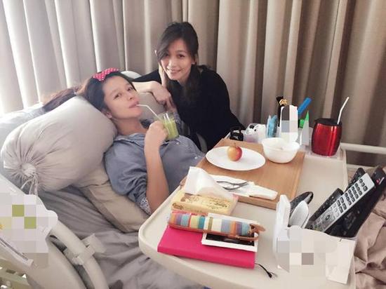 孕妇好忙!徐若瑄曝安胎照 桌上摆满遥控器