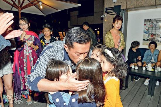 古天乐亲吻小朋友