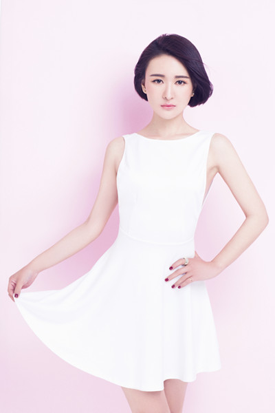 郑亦桐潮服出席活动简洁混搭演绎时尚