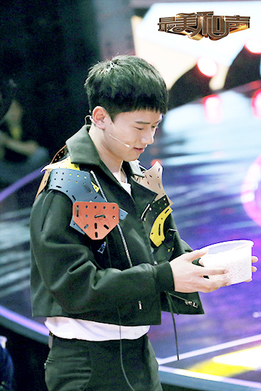 张杰捧爆米花爱不释手