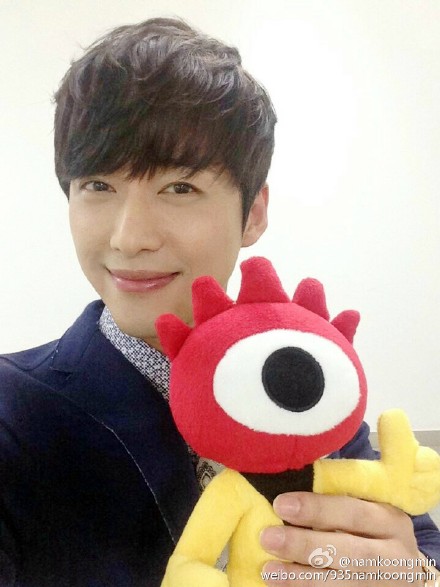 韩星南宫珉开微博 怀抱公仔微笑秒杀粉丝