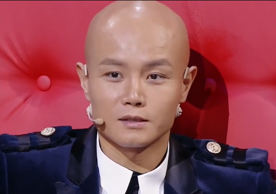 乐嘉与励志哥深情相拥新浪娱乐讯 4月25日晚,《超级演说家》迎来了一