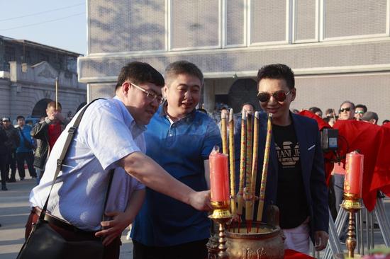 《魔都风云》章小军与制片人共同预祝开机顺利