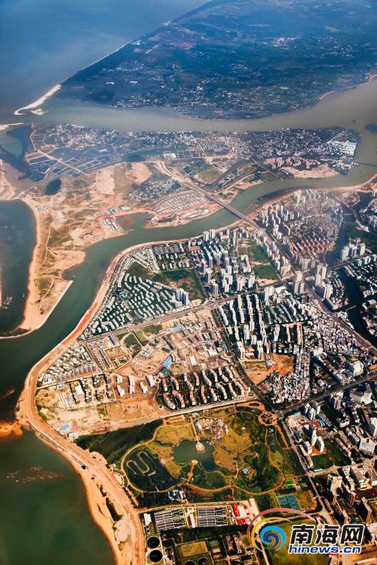 鸟瞰海口新埠岛与白沙门海岸线一带美丽风光.本报记者李幸璜摄