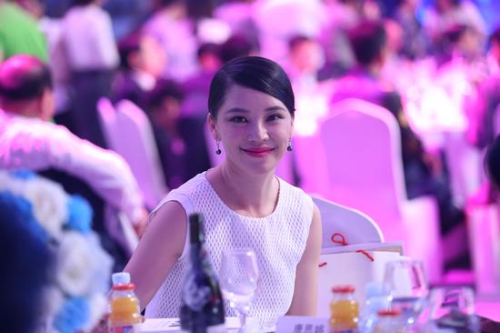 孔维获慈善榜仁爱大使称演员是第二身份