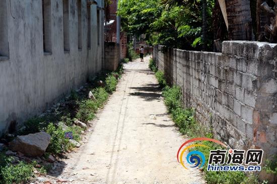乐东九所镇冲坡村委会抱旺村内已经铺设水泥道路的巷道,村民通行更加