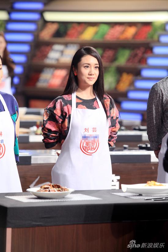 等待导师宣布结果紧张的刘芸新浪娱乐讯 每周三22:00播出的《星厨驾到